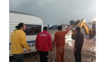 Karavanlarında mahsur kalan turistler kurtarıldı