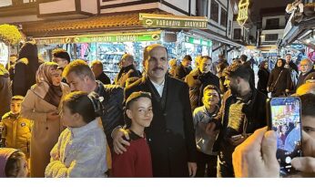 Başkan Altay Ramazanın Son Teravih Namazı Sonrası Esnafla ve Vatandaşla Buluştu