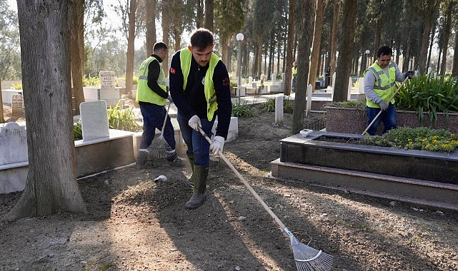 Burhaniye’de Ramazan Bayramı Öncesi Mezarlıklarda Kapsamlı Temizlik