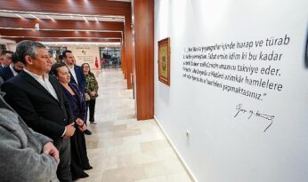 CHP Genel Başkanı Özgür Özel “Sarışın Bir Kurt” Sergisini Gezdi
