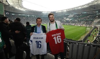 Bursaspor Tribünlerinde Kardeşlik ve Coşku Bir Arada