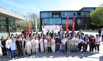 İnegöl’ün Küçük Sanatçılarının Eserleri 23 Nisan Özel Sergisinde Görücüye Çıktı