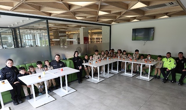 Kartepe Kütüphanesi’nde Anlamlı Polis Haftası Kutlaması