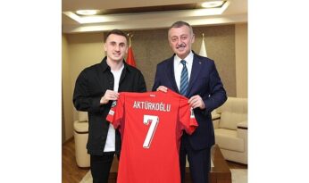 Kerem Aktürkoğlu’ndan Başkan Büyükakın’a Milli forma